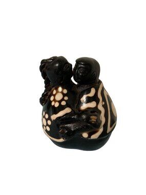 Chulucanas Peruvian Pottery "The Kiss" Figurine